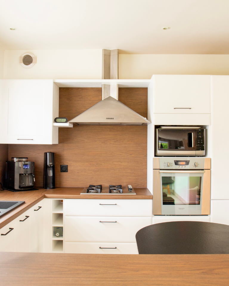 cuisine rénovée en covering effet bois et couleur unie mat
